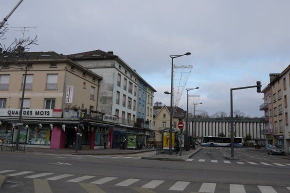 aujourd-hui-plus-de-huit-cellules-commerciales-restent-vacantes-sur-l-ensemble-du-quartier-de-la-gare-photo-m-levisse-1548267700 (1)
