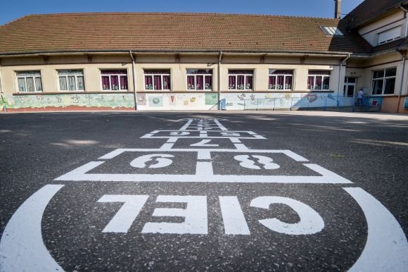 travaux-dans-les-ecoles-spinalienne-avant-la-rentree-des-classes-dans-la-cour-de-l-ecole-du-149e-ri-de-nouveaux-marquages-au-sol-sont-apparus-vosges-matin-jerome-humbrecht-1567161018 (1)